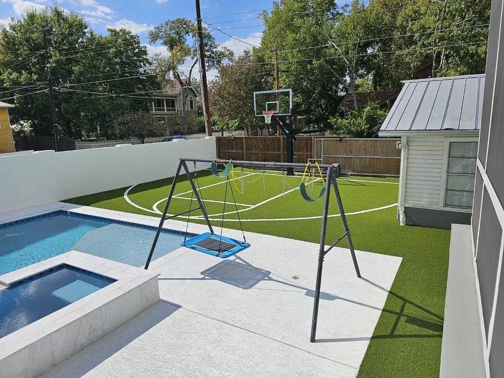 Affordable yard maintenance for homes in Orlando, FL by Southern Turf