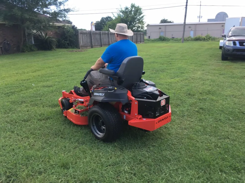 Reliable lawn care service for homes in Saint Bernard, LA by Southern Yard Trimmers
