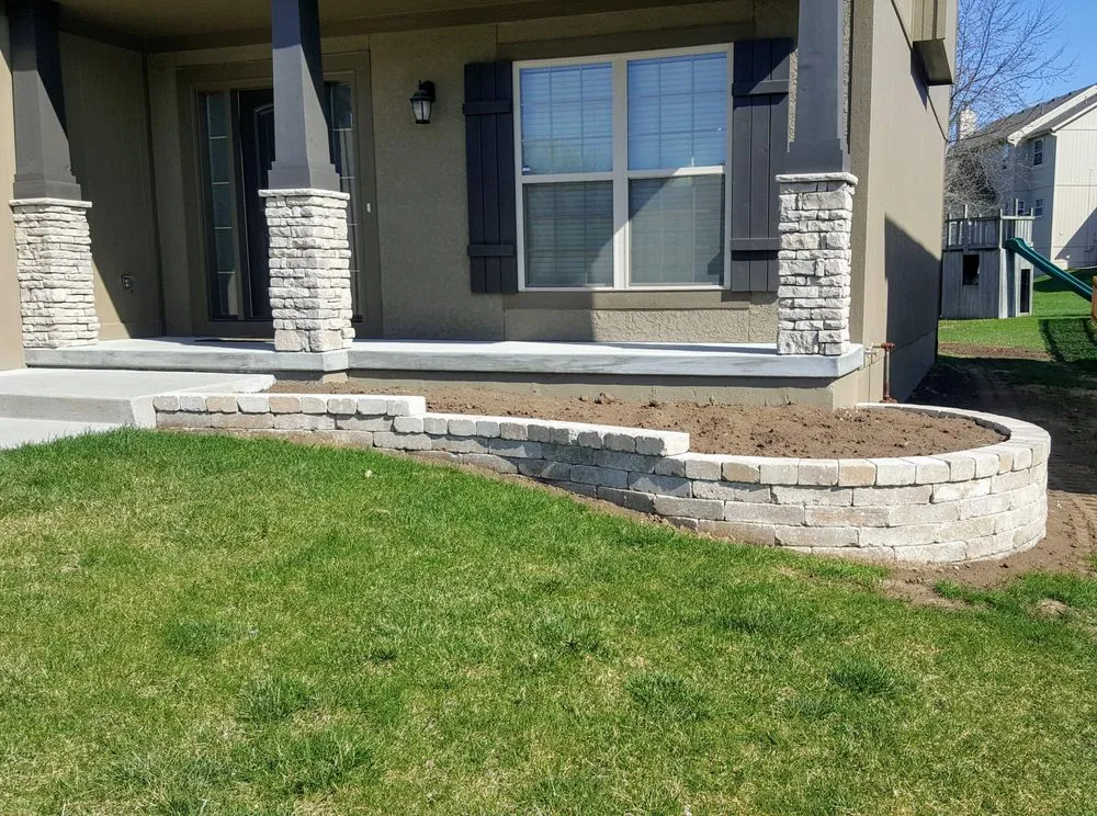 Custom landscaping services for year-round maintenance in Kansas City, MO by SpeedyBlades Contracting & Design