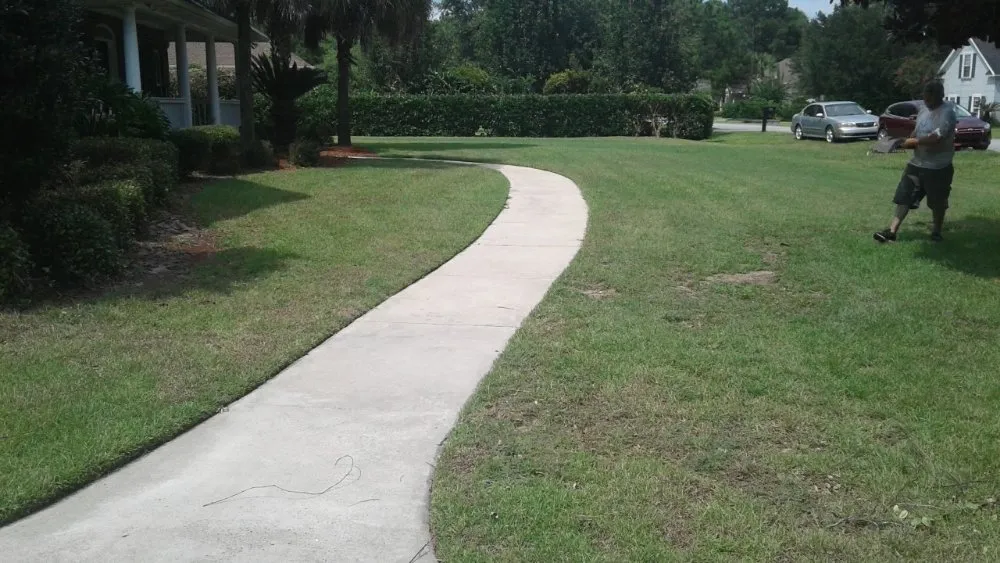 Affordable yard maintenance in Elizabethtown, NC by Sr Landscape And Triming