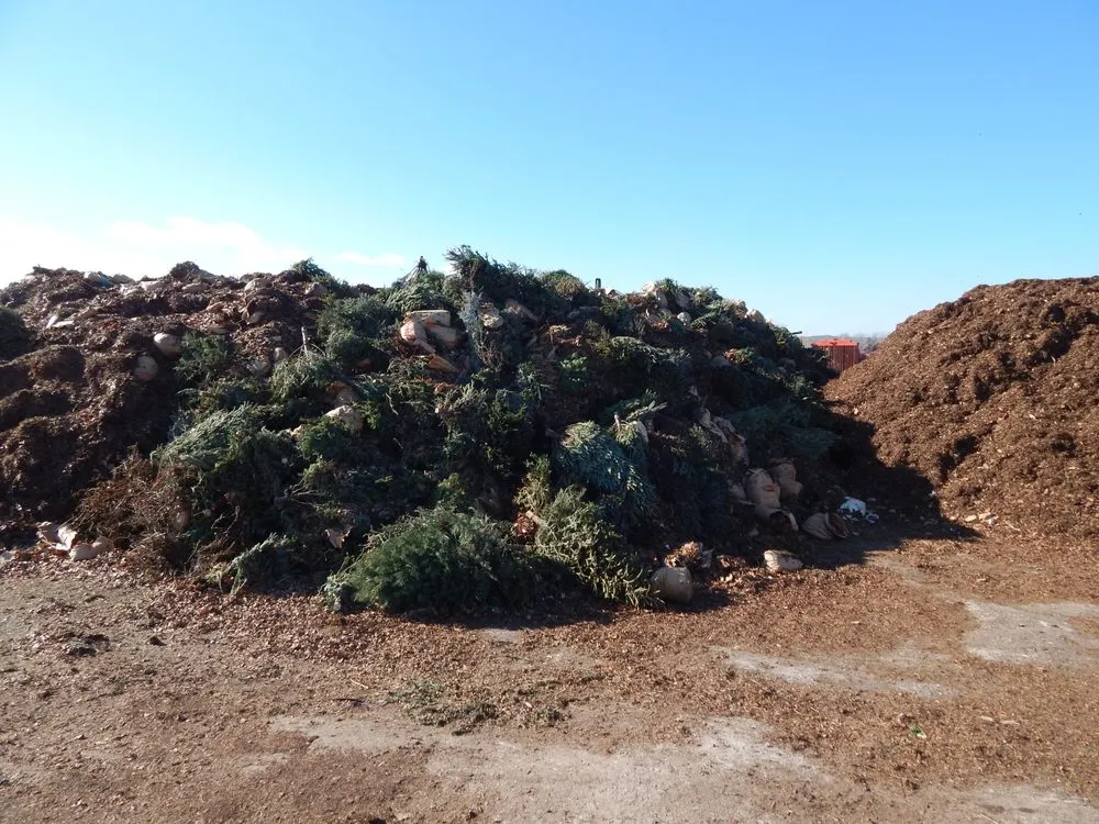 Professional yard cleanup service in Florissant, MO by St. Louis Composting