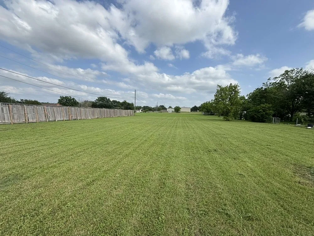 Affordable yard maintenance in Robinson, TX - Stanford lawn care service