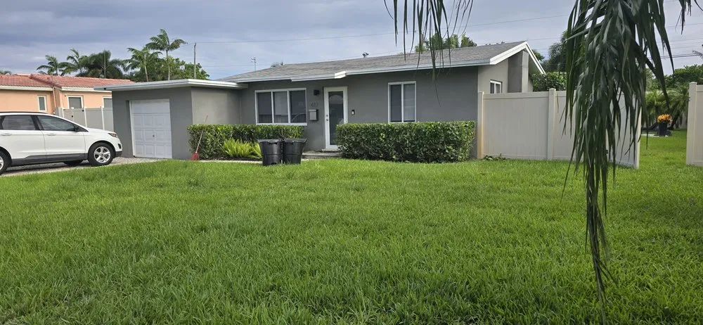 Affordable yard cleanup service in Hollywood, FL by Stanley Elias Lawn Care & Maintenance