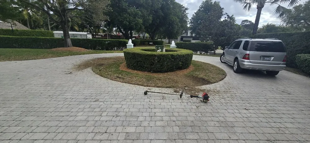 Local garden landscaping in Hollywood, FL by Stanley Elias Lawn Care & Maintenance