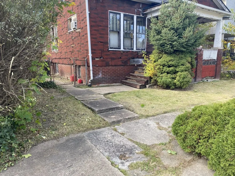 Trusted yard maintenance for beautiful yards in Dearborn Heights, MI by Stan’s Cuts & More