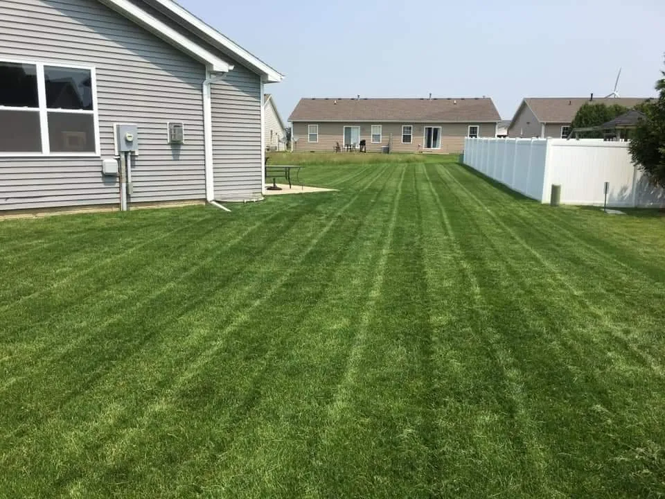 Top-rated lawn mowing service experts serving Bloomington, IL - Star Lawn Care