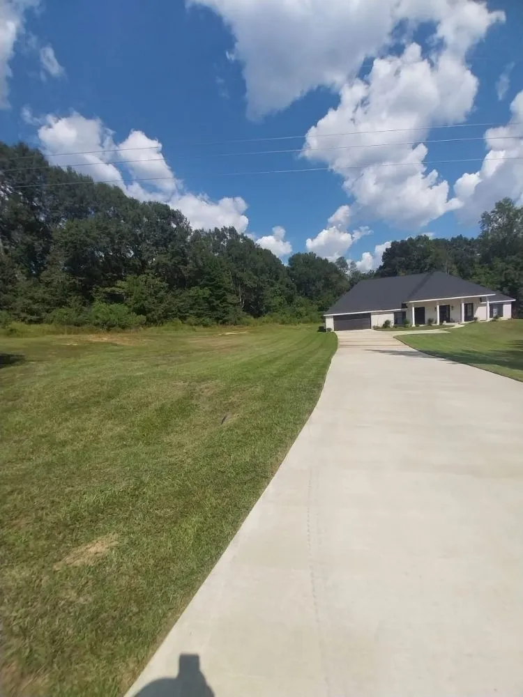 Reliable yard maintenance experts serving Hattiesburg, MS - Star Lawns