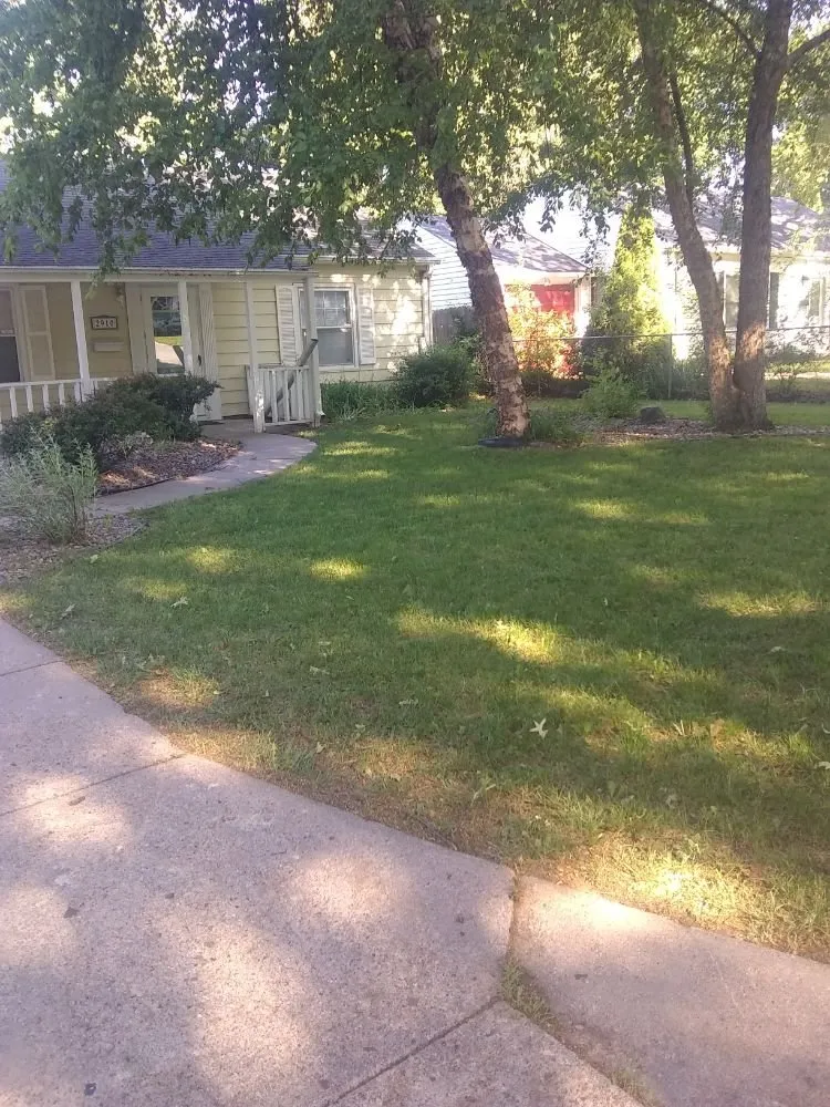 Custom lawn mowing service in Lincoln, NE - Stark's Lawn Care & Snow Removal