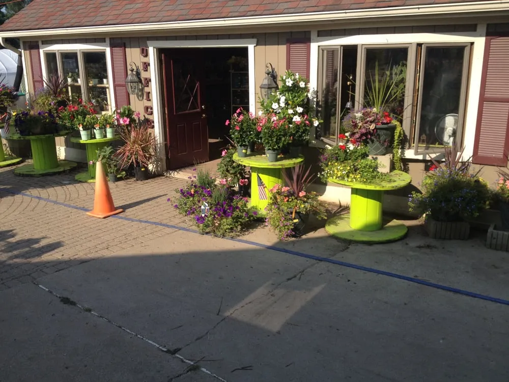 Reliable yard cleanup service experts serving Farmington Hills, MI - Steinkopf Nursery