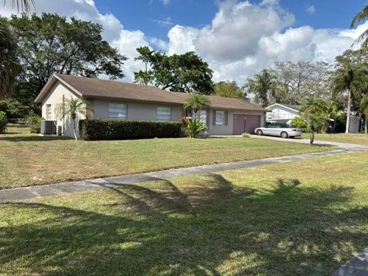 Stern Lawn Company Logo