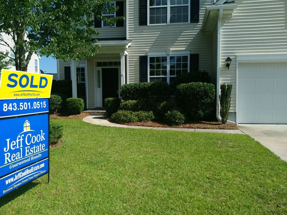 Affordable yard cleanup service for year-round maintenance in Ladson, SC by StillGreen