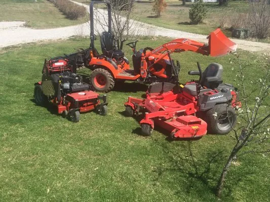 Strader Lawn Service Logo