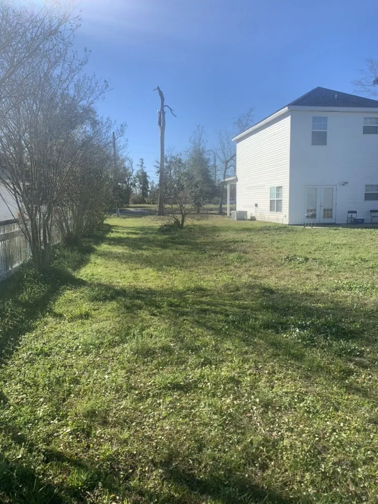 Expert garden landscaping experts serving Youngstown, FL - Straight Line Lawn Care