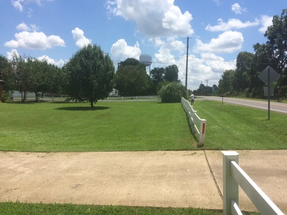 Expert garden landscaping in Jefferson, TX by Straight Paths Lawn Care