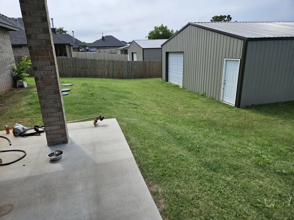 Expert lawn mowing service in Yukon, OK - Straightlines