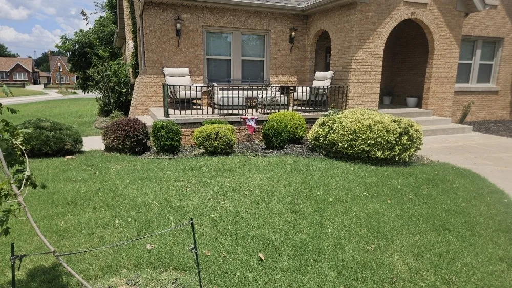 Expert lawn care service in Yukon, OK by Straightlines