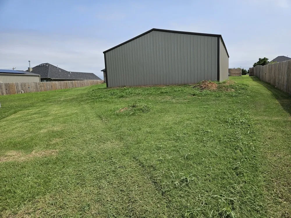 Custom yard cleanup service in Yukon, OK by Straightlines