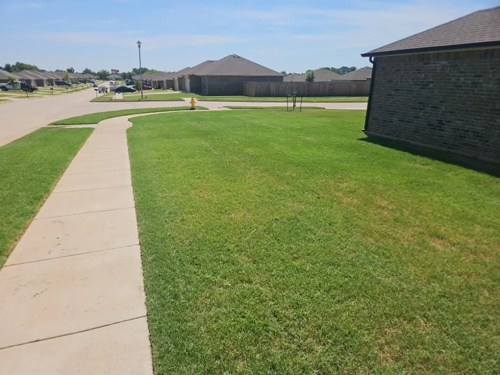 Custom outdoor landscaping experts serving Yukon, OK - Straightlines