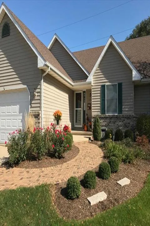 Expert garden landscaping in Sycamore, IL by Stran's Garden Center & Landscaping