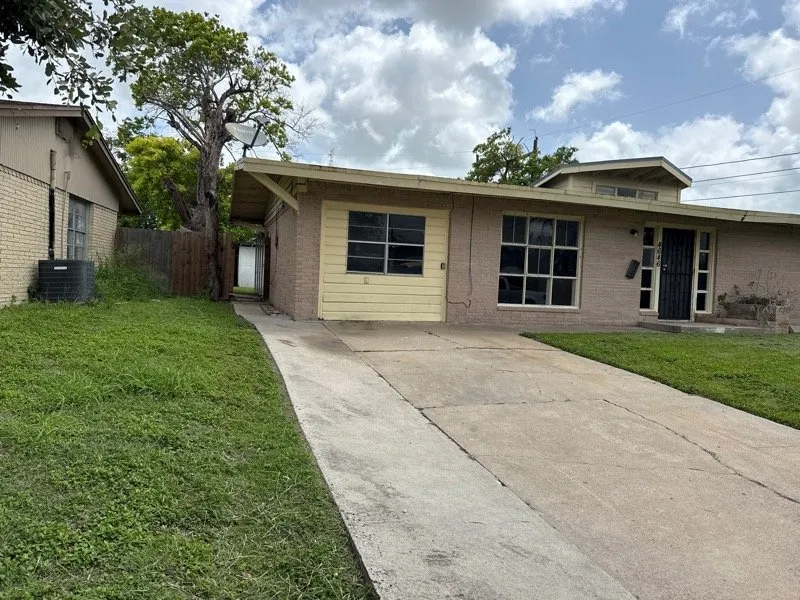 Professional yard cleanup service in Corpus Christi, TX - Street Cutterz