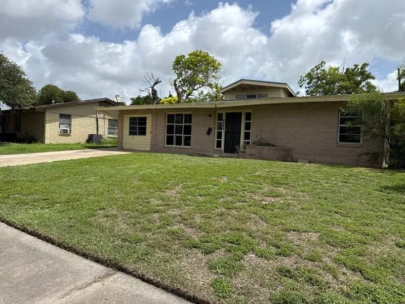 Professional yard maintenance near you in Corpus Christi, TX by Street Cutterz