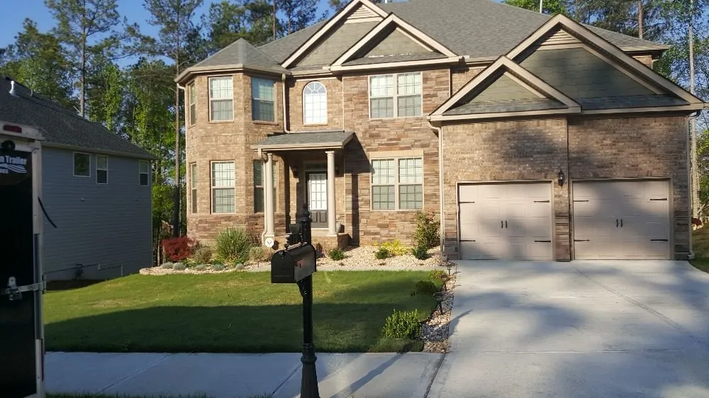 Professional lawn care service experts serving Newnan, GA - Strozier Lawn Care Services