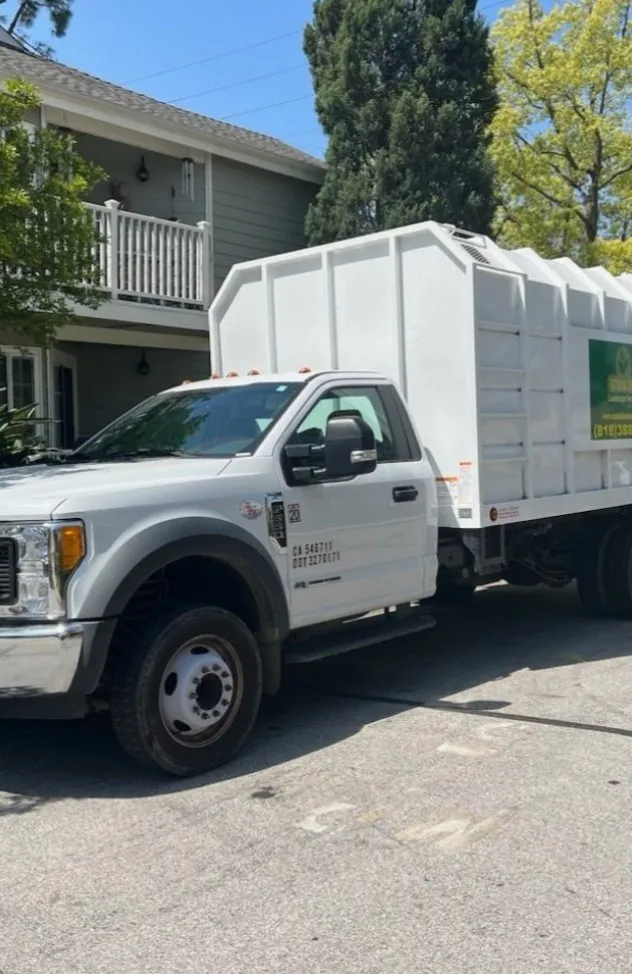 Expert lawn care service experts serving Agoura Hills, CA - Sumak