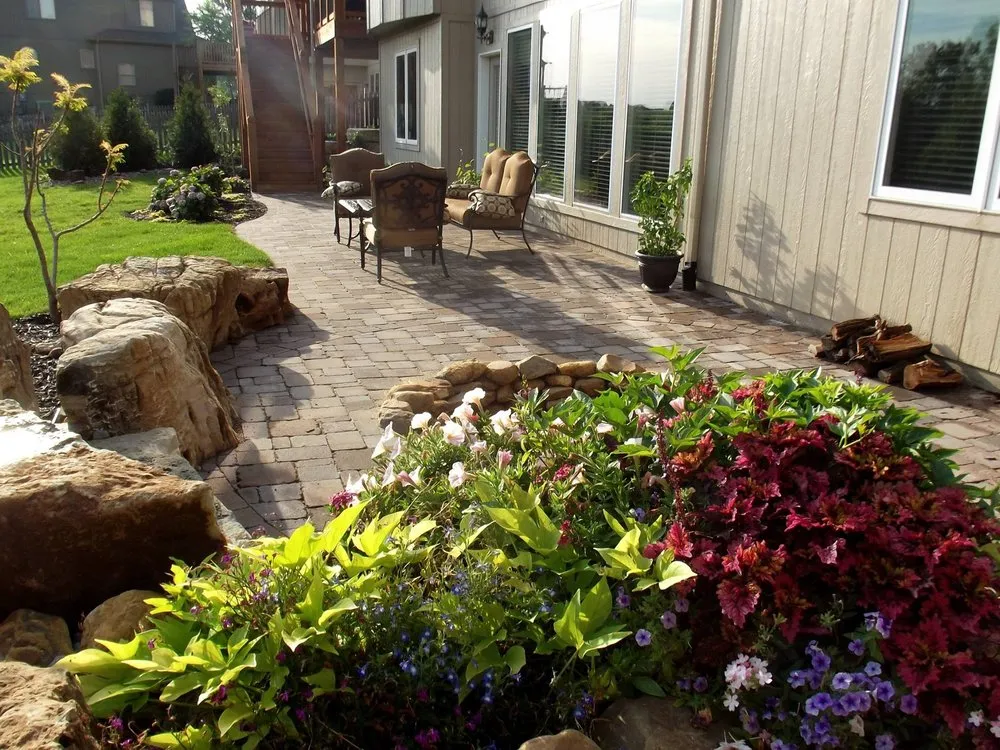 Expert garden landscaping experts serving Grandview, MO - Summit Lawn & Landscape