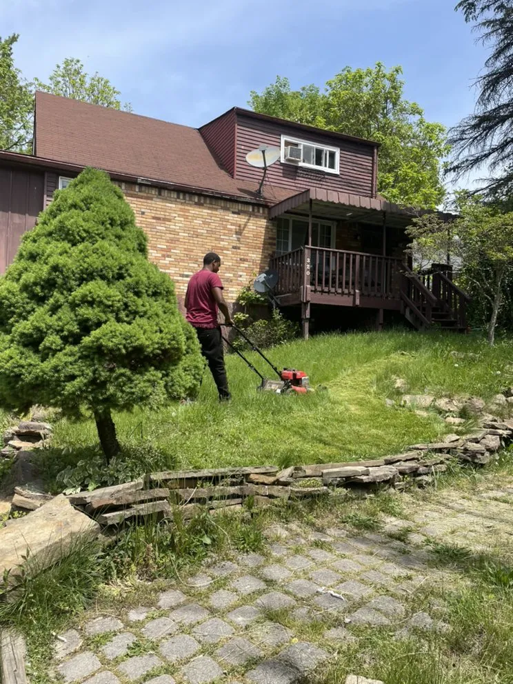 Professional landscaping services for year-round maintenance in Pittsburgh, PA by Sumpter & Garrett