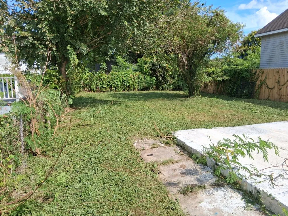 Custom lawn mowing service in Gretna, LA - Sun Flower Lawncare