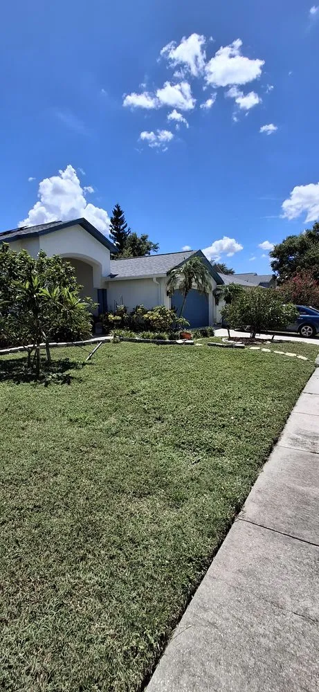 Custom lawn mowing service in Riverview, FL by Sun State Lawn Services