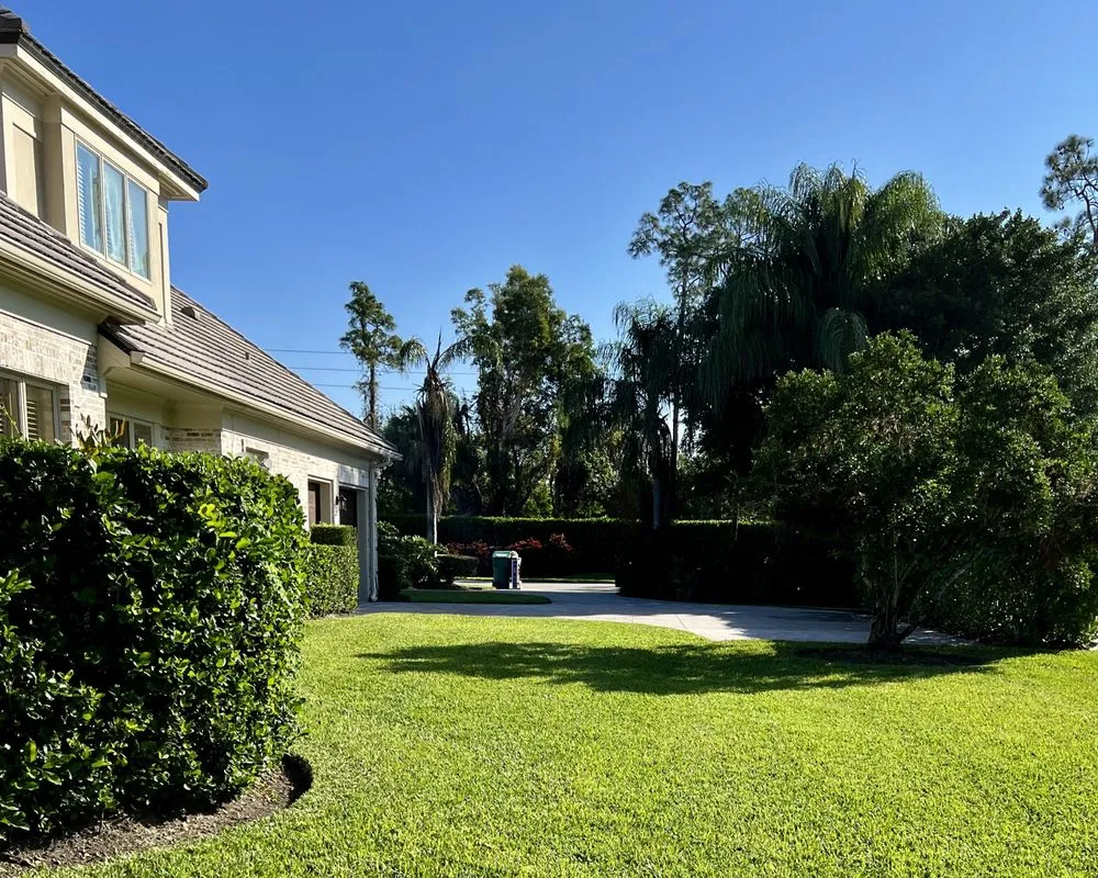 Custom lawn care service in Naples, FL - Suncity Lawn
