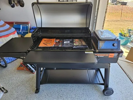 Sunny Moon Lawn & Handy Logo