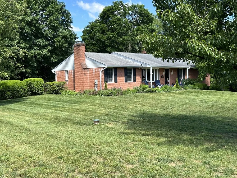 Expert yard cleanup service in Sykesville, MD by Sunscape Lawncare