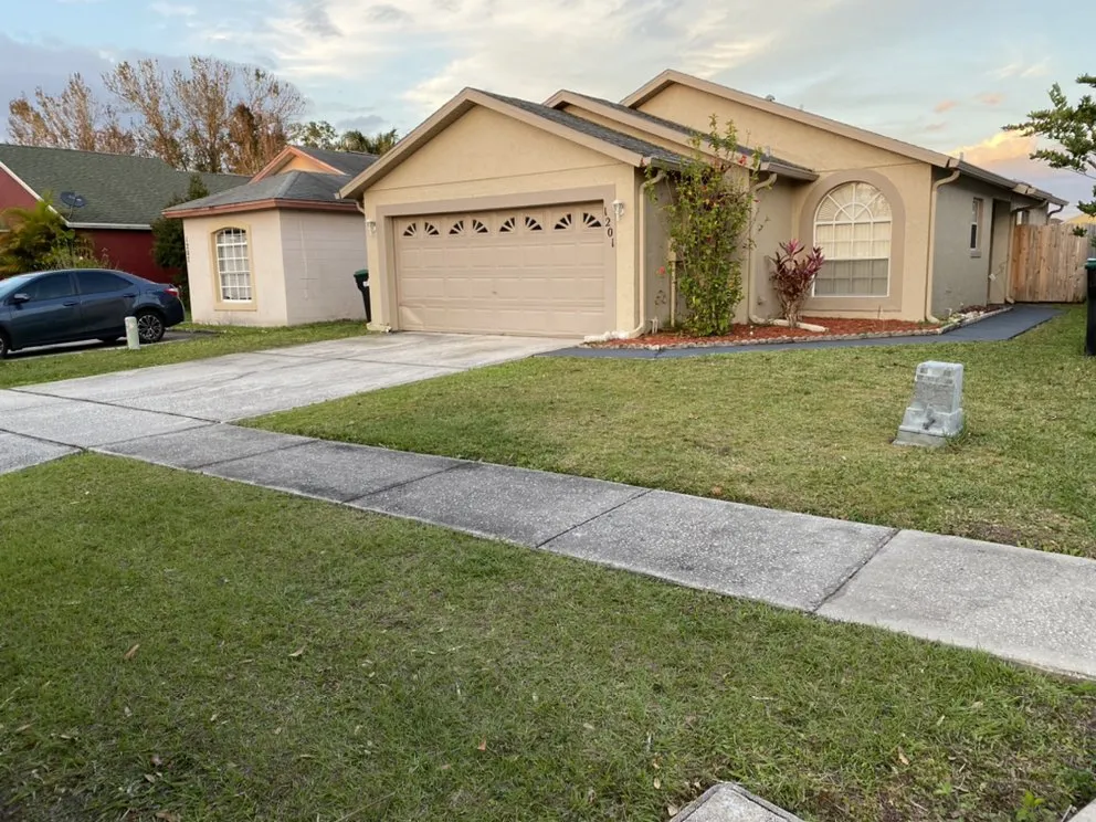 Expert outdoor landscaping with custom design in Alafaya, FL by Sunshine Fields Ladscaping