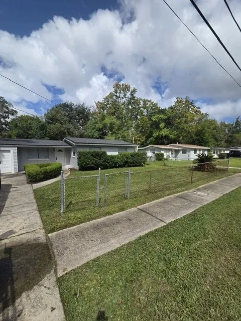 Trusted lawn mowing service in Jacksonville, FL by Sunshine Landscape Design