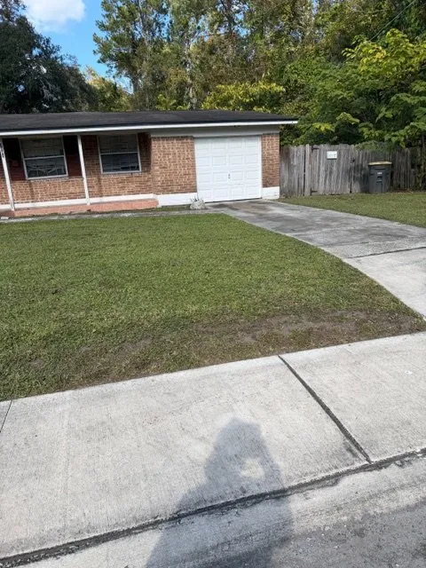 Professional yard maintenance in Jacksonville, FL by Sunshine Landscape Design