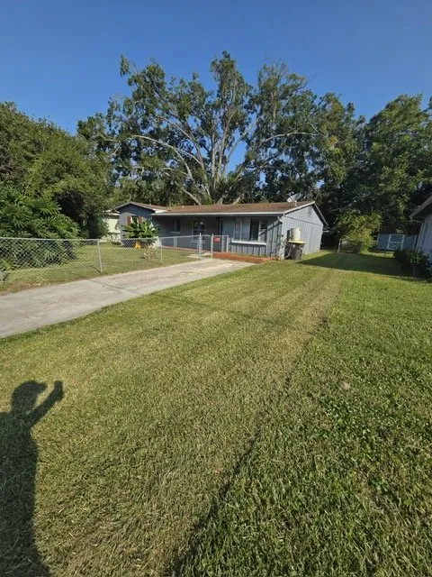 Top-rated lawn care service in Jacksonville, FL by Sunshine Landscape Design