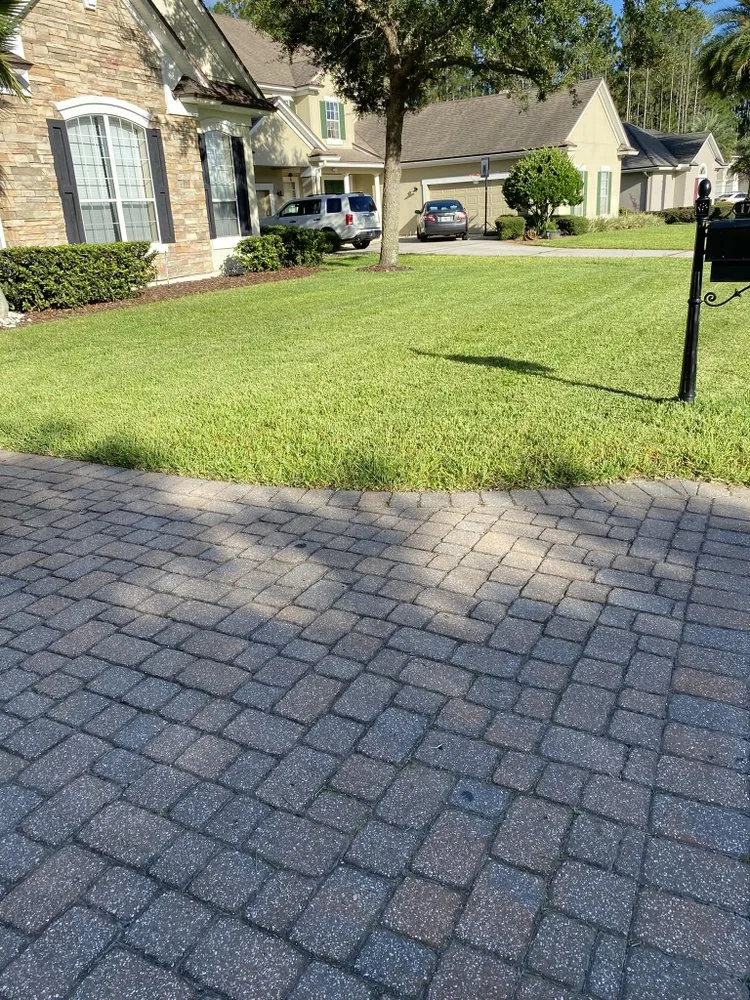 Trusted lawn care service near you in Jacksonville, FL by Sunshines Choice