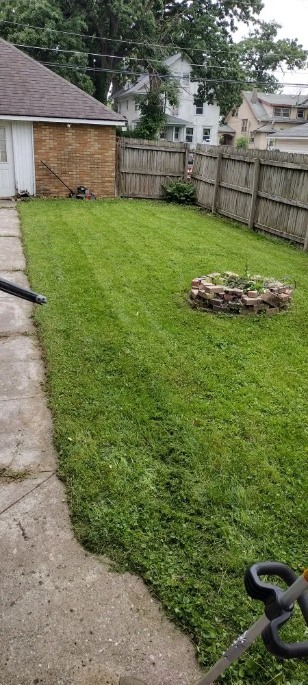 Custom lawn care service near you in Davenport, IA by Supafrendz Lawn Care Service