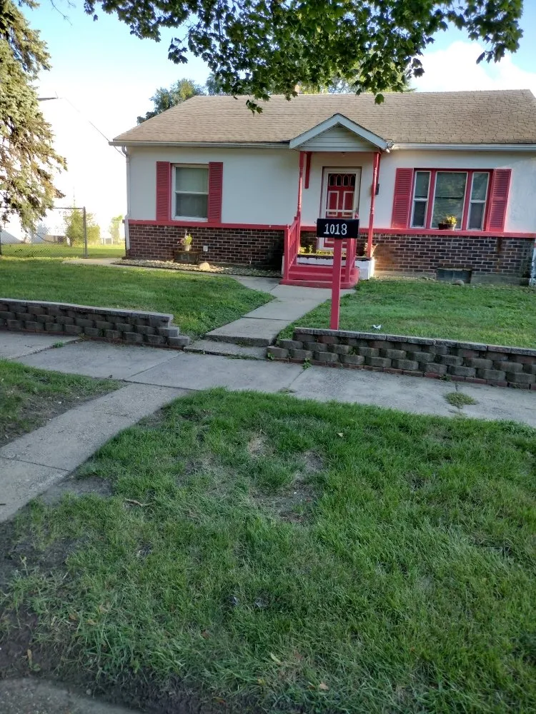 Affordable lawn care service near you across Davenport, IA - Supafrendz Lawn Care Service