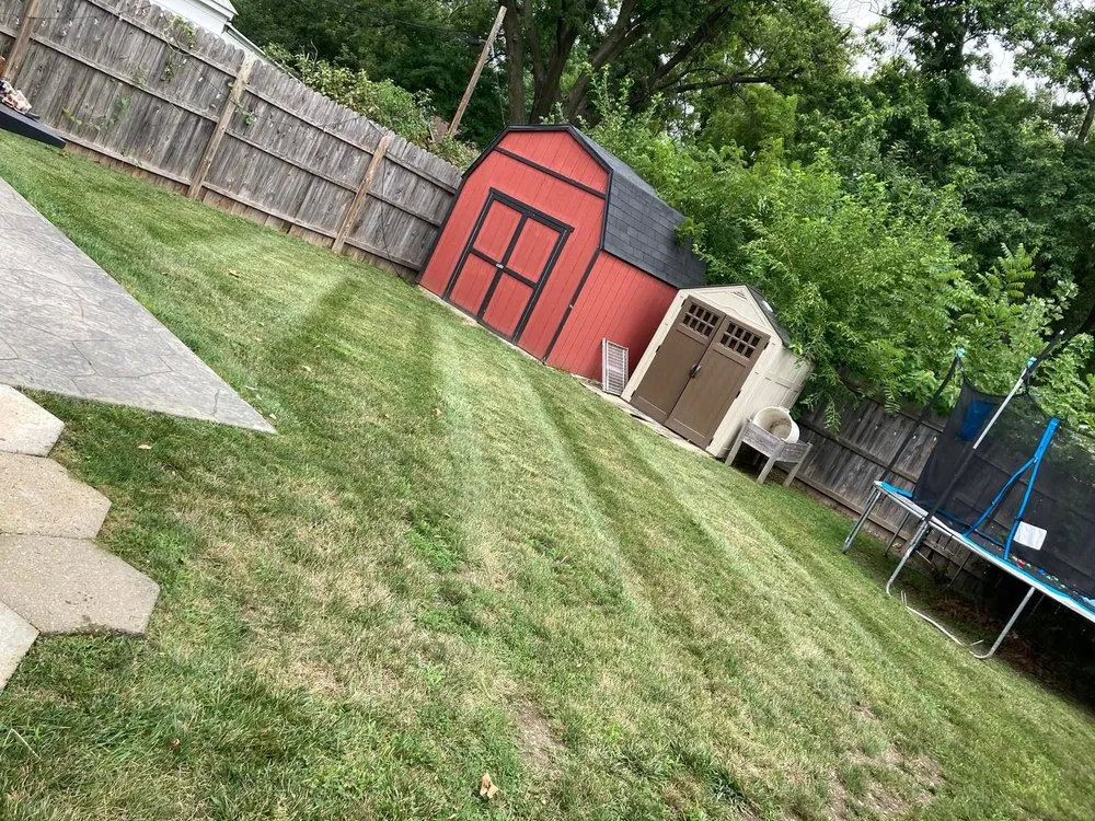 Custom yard maintenance in Des Moines, IA by Super Short Mowing