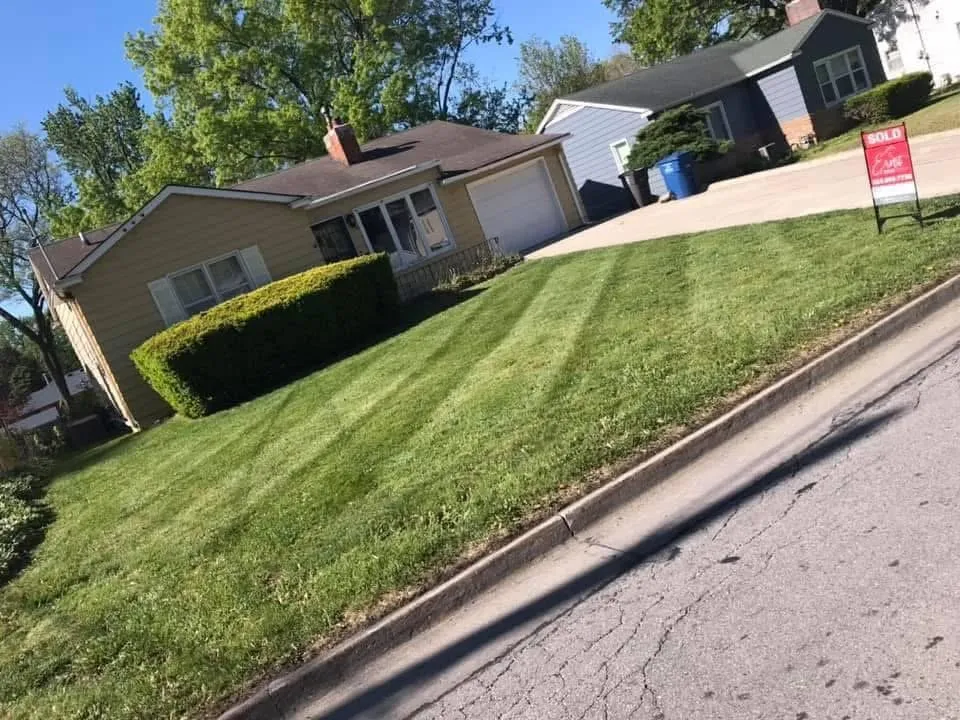 Top-rated yard maintenance in Des Moines, IA - Super Short Mowing