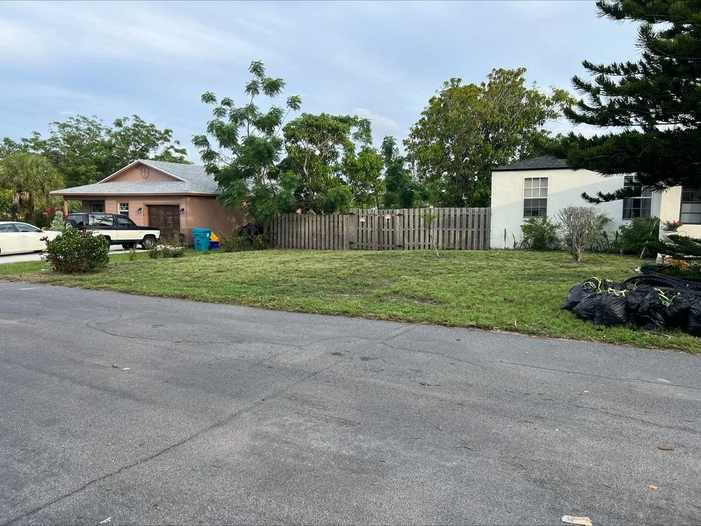 Local lawn care service experts serving Boynton Beach, FL - Superior Green Lawn Maintenance