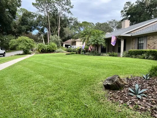 Superior Image Lawn Care & Maintenance Logo