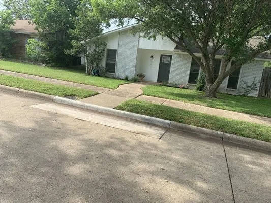 Supreme Lawn & Landscape Services Logo