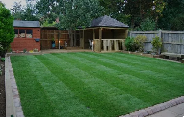 Supreme Lawn And Landscape Logo
