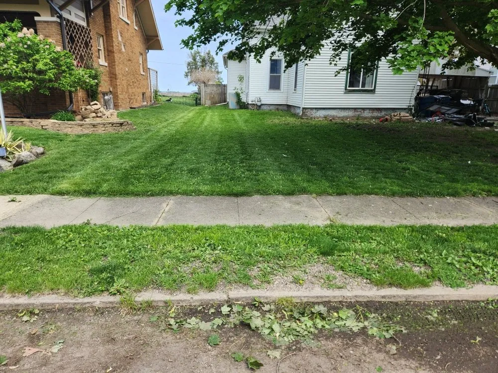 Reliable lawn care service experts serving Clinton, IL - Sw Lawn Care