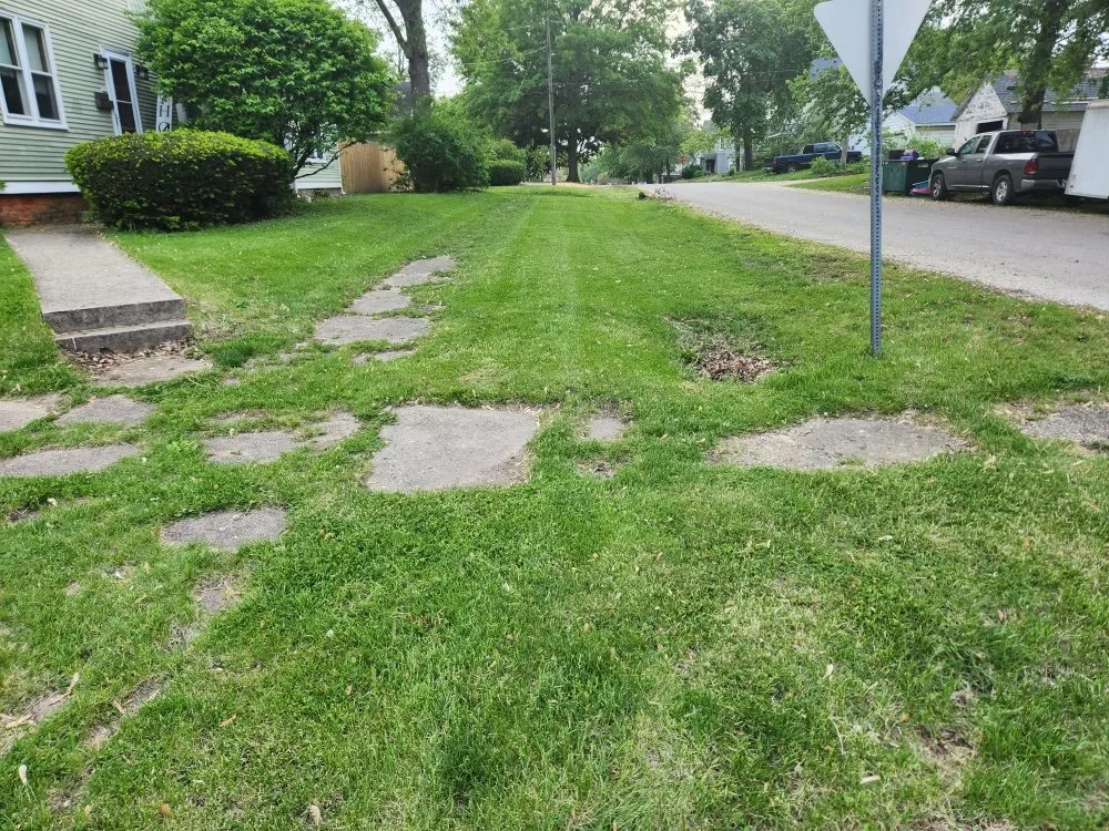 Professional garden landscaping experts serving Clinton, IL - Sw Lawn Care