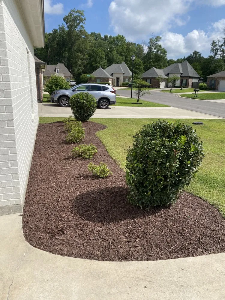 Custom yard maintenance for residential properties in Baton Rouge, LA by Swamp Grass Lawn and Maintenance